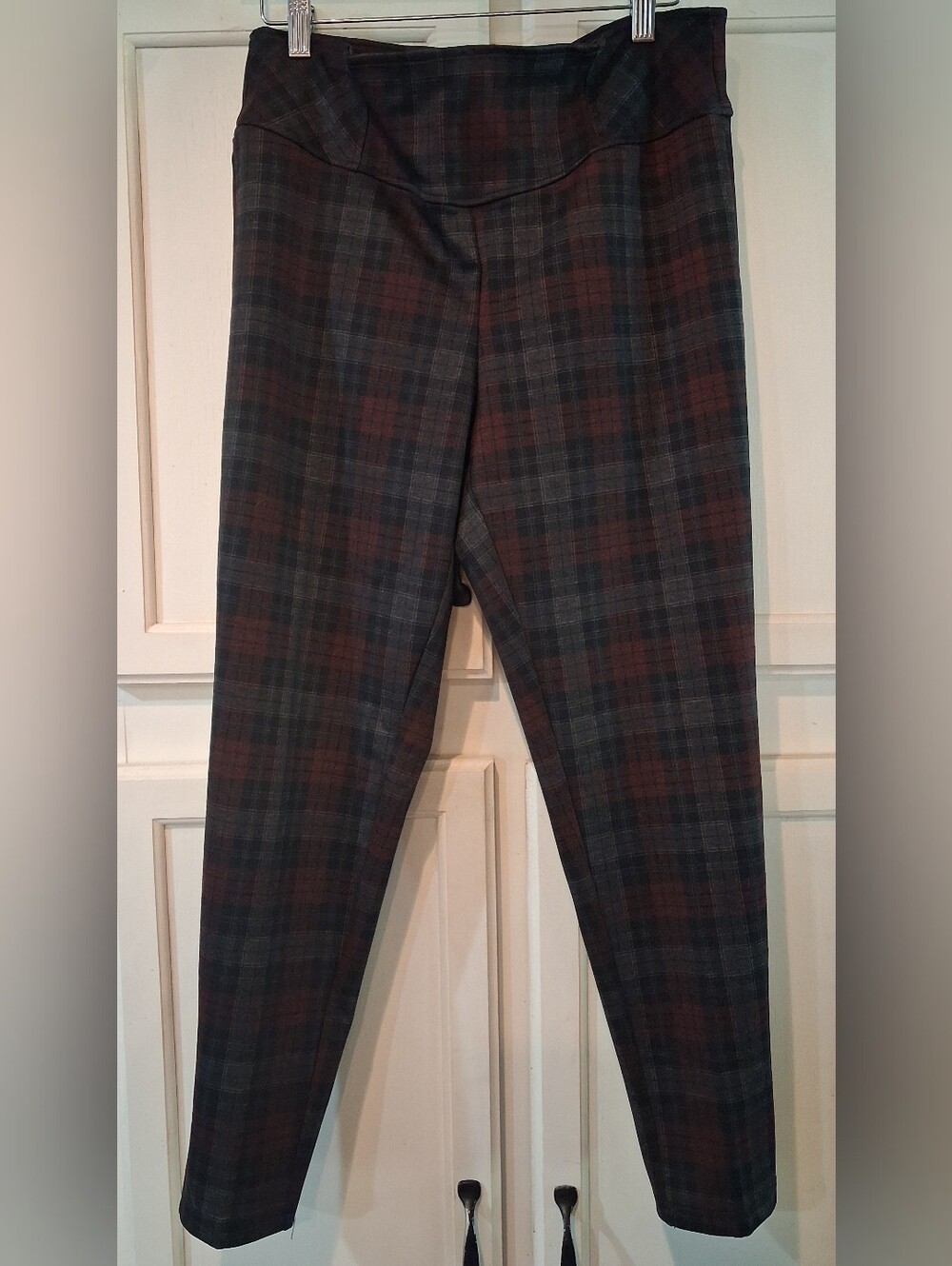 Zac & Rachel pull-on stretch ankle pants, dark plaid tartan pattern, size L